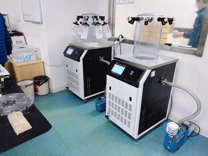 江苏某科技创新园订购实验型钟罩式冷冻干燥机应用于实验材料冻干项目 图1