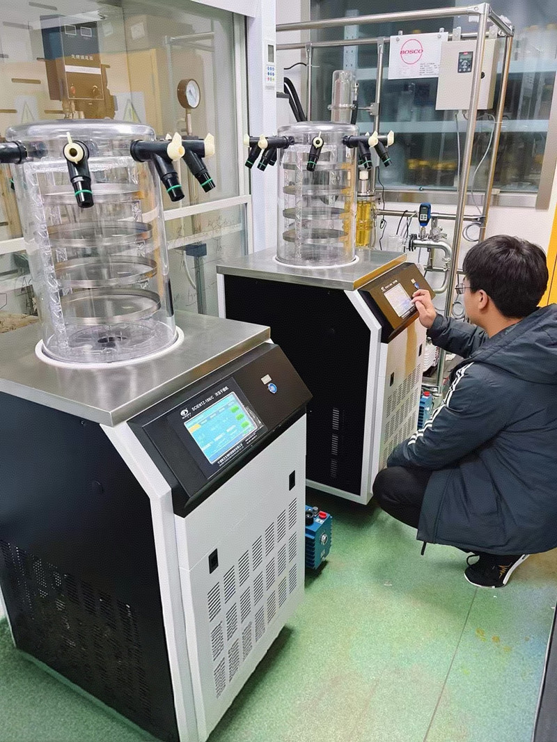 江苏某科技创新园订购实验型钟罩式冷冻干燥机应用于实验材料冻干项目 图2